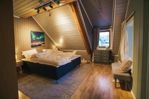 een slaapkamer met een groot bed en een raam bij Urban Arctic Living in Tromsø