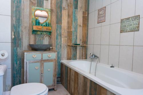 une salle de bain avec une baignoire, des toilettes et un lavabo dans l'établissement Chez marie, à Spa