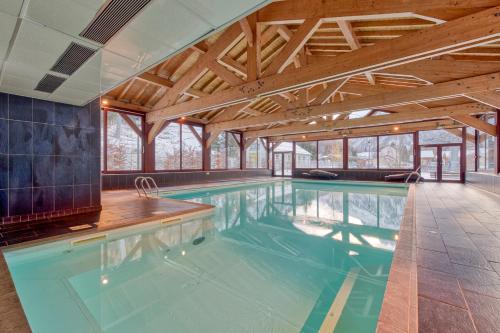 Bazén v ubytování Appartement LE BUET skis aux pieds, piscine & Spa nebo v jeho okolí