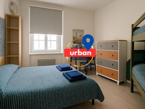 une chambre avec un lit et une pancarte indiquant Oulan dans l'établissement Duplex du Cloître 75m2, à Moissac