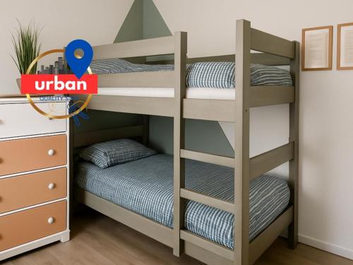 un lit superposé dans une chambre avec un lit superposé dans une chambre dans l'établissement Duplex du Cloître 75m2, à Moissac