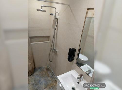 a bathroom with a shower and a sink at Przytulne i ciepłe mieszkanie w spokojnej dzielnicy Opola in Opole