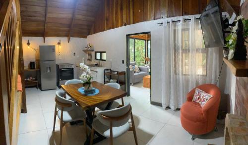 a kitchen and living room with a table and chairs at Cabaña de Montaña Flaki's in Monteverde Costa Rica