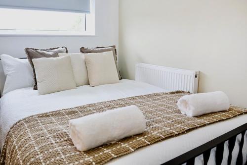 Voodi või voodid majutusasutuse Cosy Airport Retreat With Netflix and Fresh Bakes toas