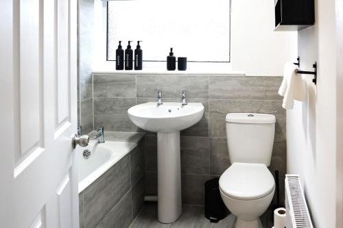 Vannituba majutusasutuses Cosy Airport Retreat With Netflix and Fresh Bakes