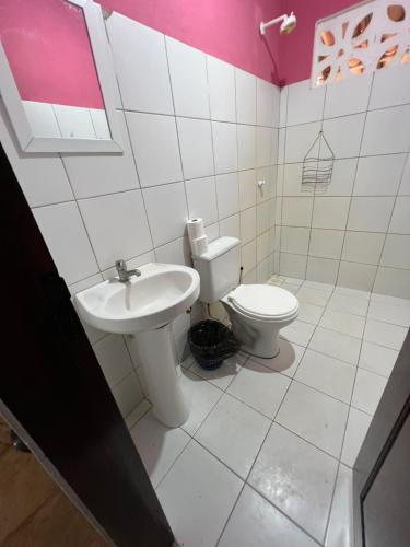 een badkamer met toilet en wastafel bij Chalé Taiba in São Gonçalo do Amarante