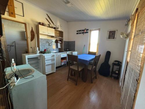 Η κουζίνα ή μικρή κουζίνα στο Eco Cabaña Mayjora Refugio natural en el campo, entre el océano Atlántico y la laguna Garzon