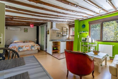 a bedroom with green walls and a bed and a table at Aguas Calmas in Nigüelas