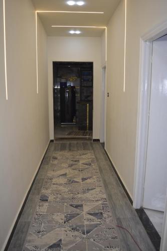 un pasillo vacío con suelo de baldosa en un edificio en family home, en Siwa
