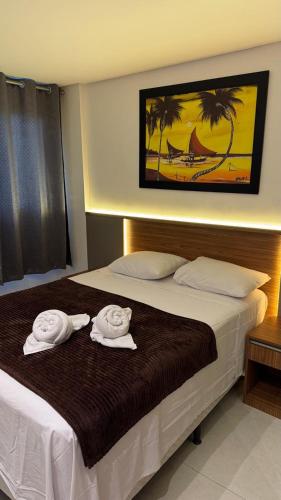 een slaapkamer met een bed met twee handdoeken erop bij Bela Vista Residence Piscina Privativa in Porto De Galinhas