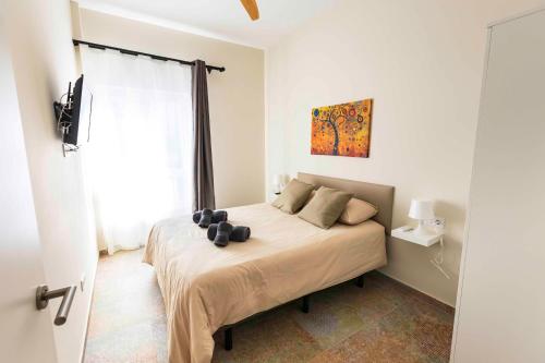 Un dormitorio con una cama con una ventana grande. en Casa Joan, en Denia