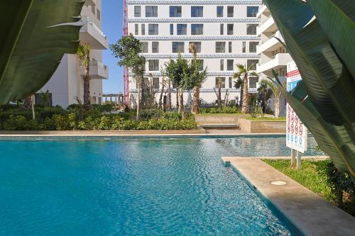 Bazén v ubytování Cozy Modern Studio Near Zenâta Beach nebo v jeho okolí