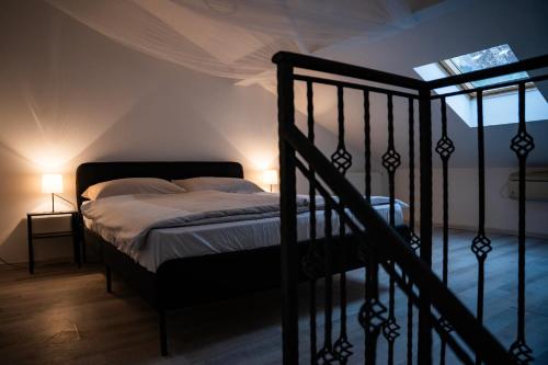 Giường trong phòng chung tại Home away from home with private parking