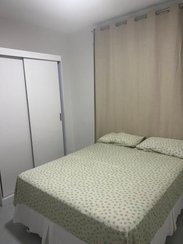 a bedroom with a bed and two closets at Apto com dois quartos com cama e ar in Juazeiro do Norte