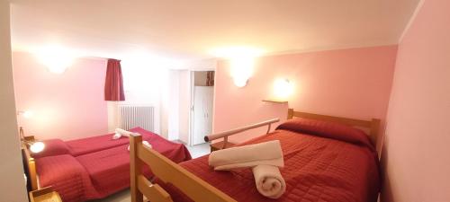 Postel nebo postele na pokoji v ubytování Casa Floriani Fiavè-Comano Terme pink