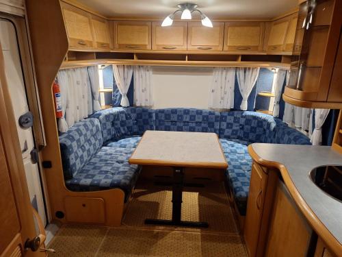 Kuchyň nebo kuchyňský kout v ubytování Proboost Arctic Center Cosy Caravan