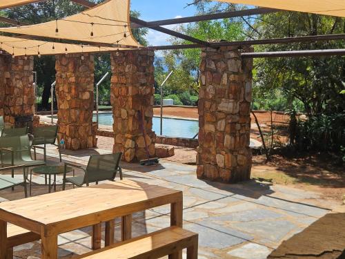 Bazén v ubytování Seid Manor Wellness and Healing Retreat nebo v jeho okolí