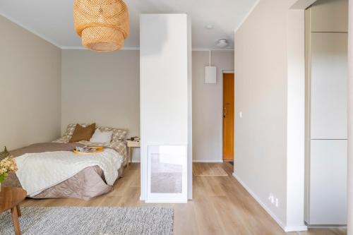 une chambre avec un lit et un miroir dans l'établissement Stylish marine studio, balcony, parking in Lauttasaari, à Helsinki