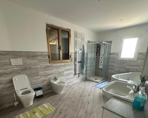 Un baño con inodoro, lavabo y bañera. en Villa Montana, en Orsara Bormida