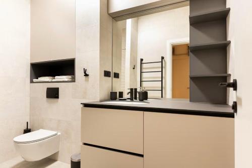 Fully Renovated Private Swanky Ribnjak Apartment