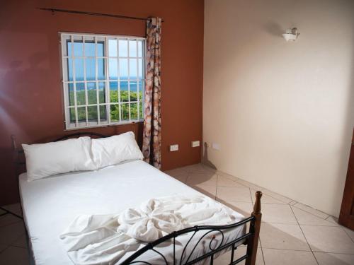 Una cama o camas en una habitación de Serenity Haven