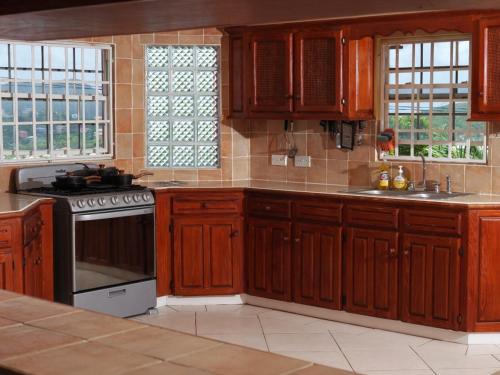 Una cocina o cocineta en Serenity Haven