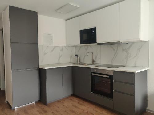 Η κουζίνα ή μικρή κουζίνα στο Big studio, just renovated, great views, with free parking