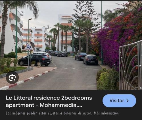 una calle con coches aparcados en un estacionamiento en Resedence lettoral, en Mohammedia