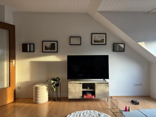 a living room with a flat screen tv on a wall at Wohnung in Würzburg Rimpar I Netflix & TV I Kaffee I Tee I Brettspiele in Rimpar