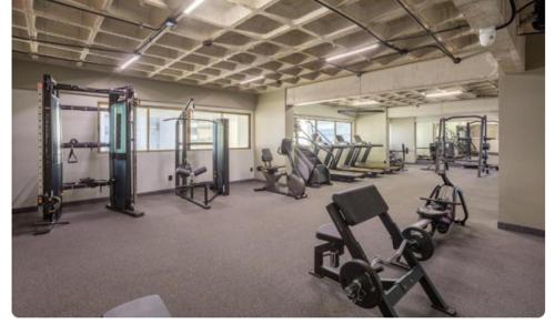 ein Fitnessstudio mit mehreren Laufbändern und Geräten darin in der Unterkunft Beira Mar Boa Viagem Beach Class Executive in Recife