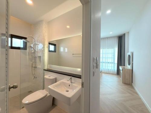 a bathroom with a sink and a toilet and a shower at Tropical home close to nature and city in Ban Mai I