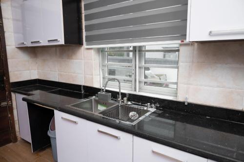 Η κουζίνα ή μικρή κουζίνα στο Poju home Lekki