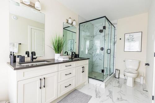 Koupelna v ubytování Relaxing Spa Getaway, Sauna, Hot Tub & Heated Pool