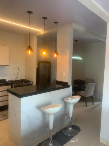 Η κουζίνα ή μικρή κουζίνα στο Casa nos fundos dois quartos em Itajai