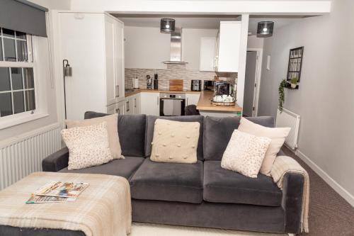 een woonkamer met een bank en een keuken bij The Terminus Loft in Conisbrough