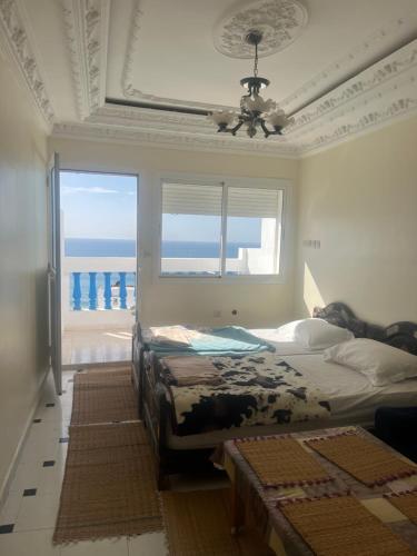 塔哈佐特Blue Beach Apartments的一间带两张床的卧室，可欣赏海景