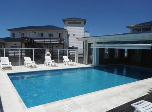 Bazén v ubytování Dunas de las Pampas barrio de mar nebo v jeho okolí