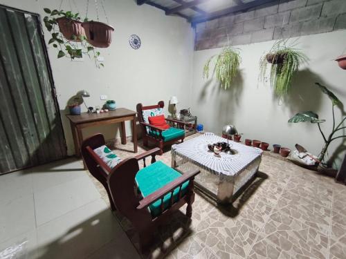 un soggiorno con due sedie e un tavolo di Hospedaje Don Marco a Puerto Maldonado