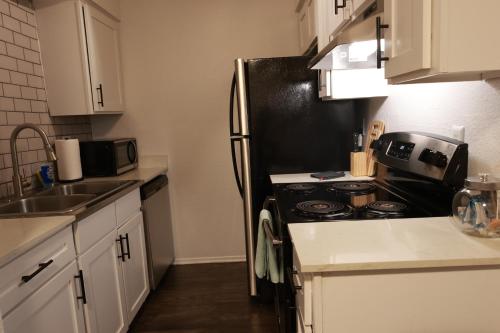 Η κουζίνα ή μικρή κουζίνα στο Chic & Comfy Minutes to Zilker Park & Downtown!