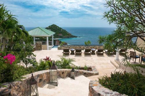 Maria Bluff Main House Villa- Modern Renovations Private Pool Ocean Front Views and Pool Table
