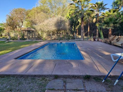 una piscina in un cortile con un gazebo di Oasis y canto de pájaros Piedra Colgada Copiapó a Copiapó