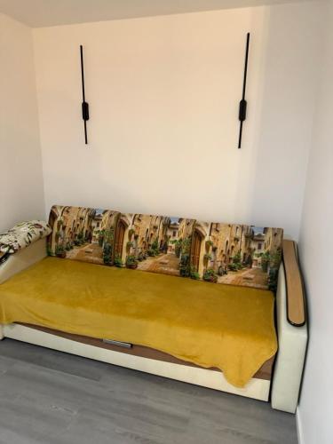 Una cama en una habitación con dos cruces en la pared. en Boris Heven Relax, en Daugavpils