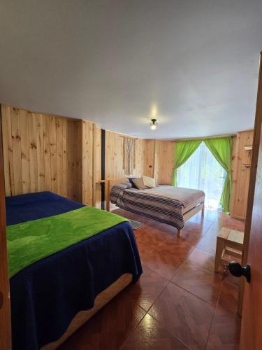 Ένα ή περισσότερα κρεβάτια σε δωμάτιο στο Hostal Aves del Sur Coñaripe