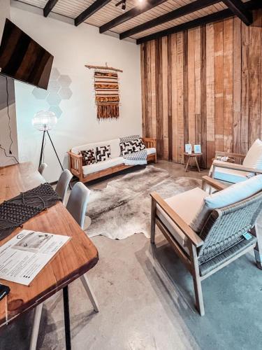 a living room with chairs and a couch and a table at apartamento campestre con terraza in Puerto Varas