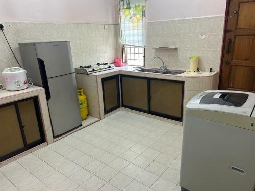 Η κουζίνα ή μικρή κουζίνα στο Raja Homestay Kluang