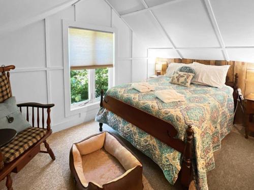 Postel nebo postele na pokoji v ubytování Pond View Cabin