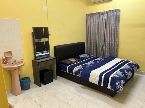 Ένα ή περισσότερα κρεβάτια σε δωμάτιο στο Raja Homestay Kluang