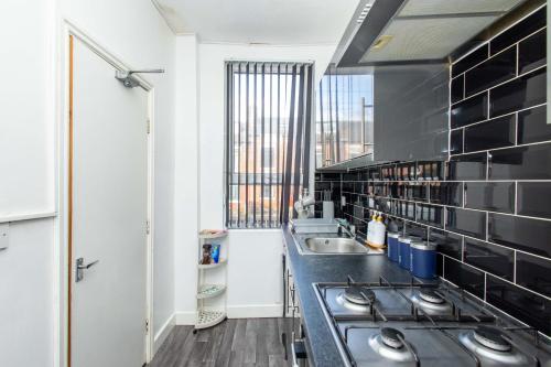 Η κουζίνα ή μικρή κουζίνα στο Cliffton House, Sleeps 5, Parking,Netflix, WiFi, Only 6 min to City