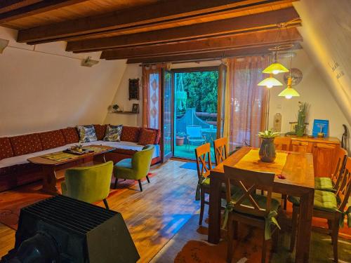 un soggiorno con un tavolo e un divano di Vila Sreća - Kolašin a Kolašin