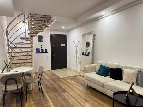 sala de estar con sofá y escalera de caracol en Cosmo LOFT #pool, en Ştefăneştii de Sus